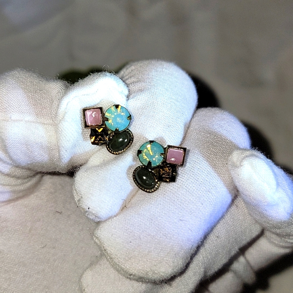 SORELLI PUSH-BACK Earrings with multi-color stones.